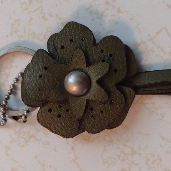 Cute Multilayered Leather Flower Hangtag or Keychain - Picture 6 of 7